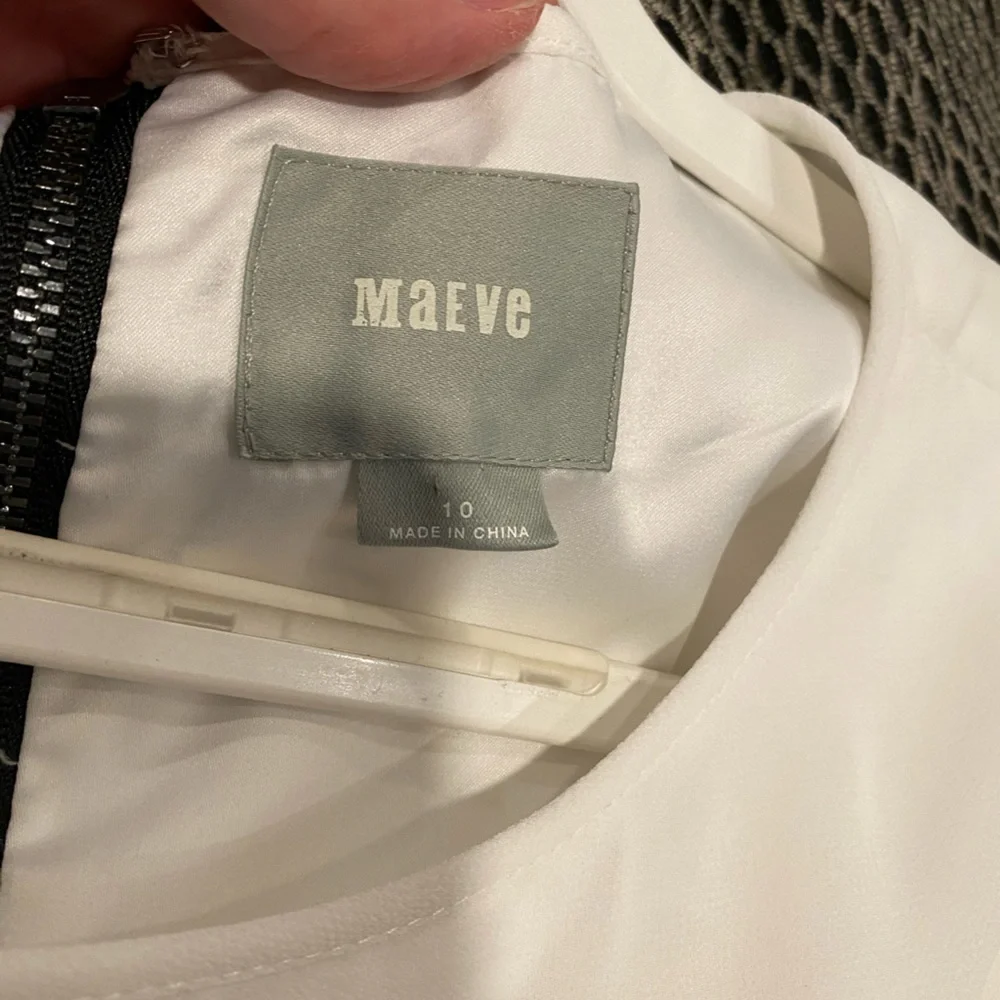 Maeve short sleeve dress with white sheer flutter sleeves/patterned black bottom - Picture 3 of 4